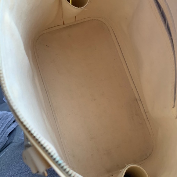 AUTHENTIC LOUIS VUITTON ALMA PM IN EPI (VANILLA) - Picture 5 of 10